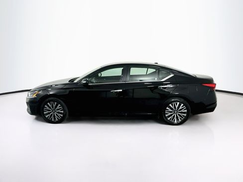 Used 2025 Nissan Altima 2.5 SV FWD image 4