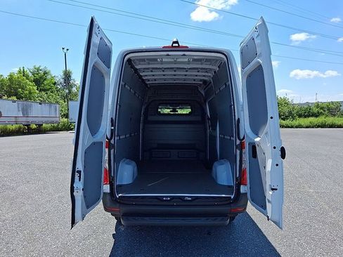Used 2025 Mercedes-Benz Sprinter 2500 image 9