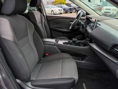 Used 2022 Nissan Rogue SV FWD image 9