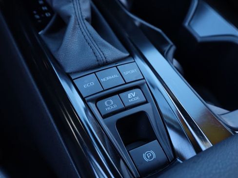 Used 2025 Toyota Camry SE image 9