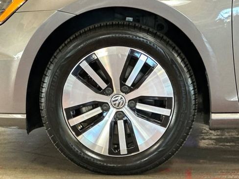 Used 2016 Volkswagen e-Golf SE image 33