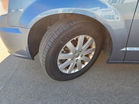Used 2011 Chrysler Town & Country Touring-L w/ Driver Convenience Group FWD image 8