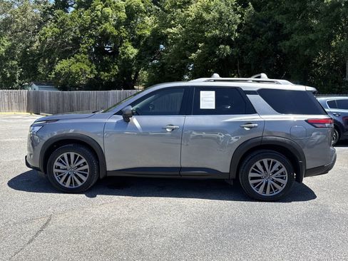 Used 2023 Nissan Pathfinder SL w/ SL Premium Package FWD image 2