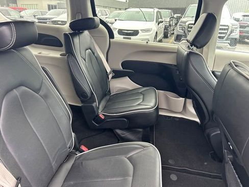 Used 2023 Chrysler Pacifica Limited FWD image 8