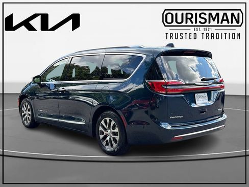 Used 2023 Chrysler Pacifica Pinnacle FWD image 3