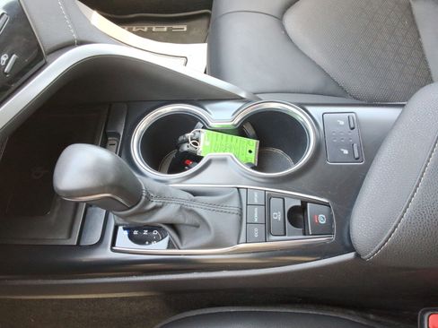 Used 2020 Toyota Camry XSE FWD image 18