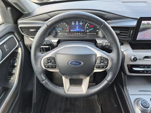 Used 2023 Ford Explorer XLT AWD/4WD image 22