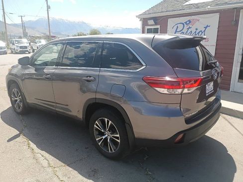 Used 2019 Toyota Highlander LE AWD/4WD image 3