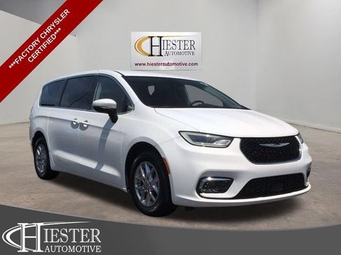 Used 2023 Chrysler Pacifica Touring-L FWD image 1