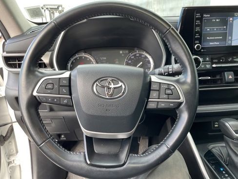 Used 2022 Toyota Highlander XLE image 23