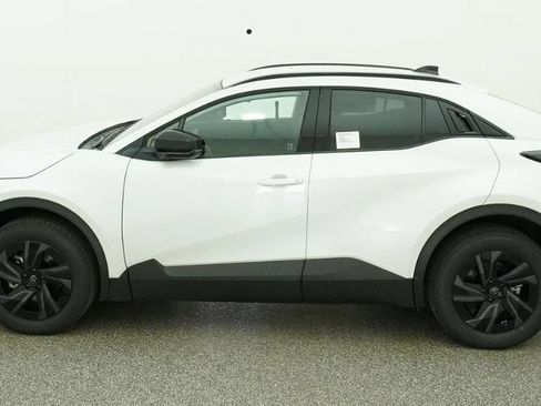 Used 2026 Toyota C-HR AWD/4WD image 32