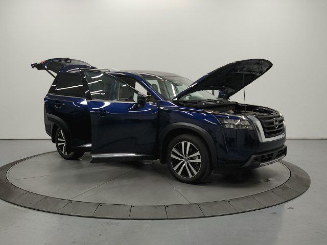 Used 2025 Nissan Pathfinder Platinum w/ Cargo Package AWD/4WD image 10