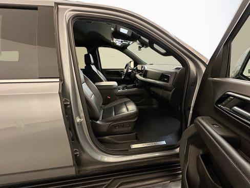 Used 2025 Chevrolet Suburban LT image 34