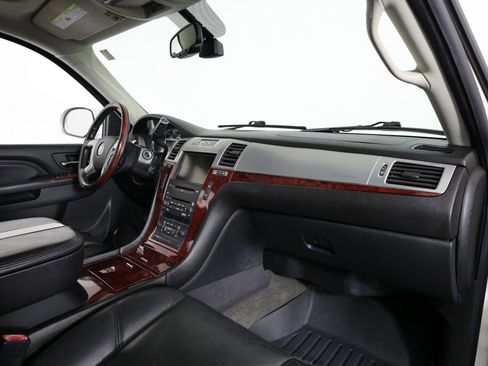 Used 2010 Cadillac Escalade Luxury AWD/4WD image 25