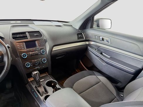 Used 2018 Ford Explorer XLT image 23