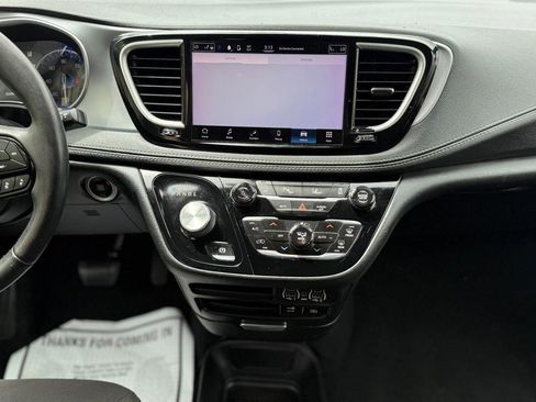 Used 2022 Chrysler Pacifica Touring FWD image 16