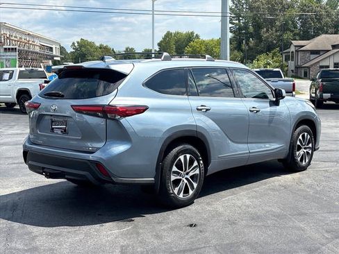 Used 2022 Toyota Highlander XLE AWD/4WD image 3