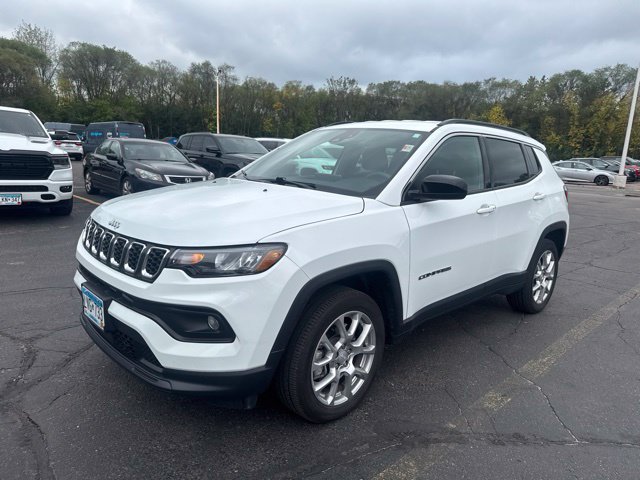 Used 2024 Jeep Compass Latitude AWD/4WD image 3