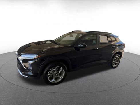 Used 2025 Chevrolet Trax LT FWD image 7