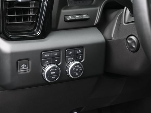 Used 2023 GMC Sierra 1500 AT4 w/ Technology Package AWD/4WD image 23