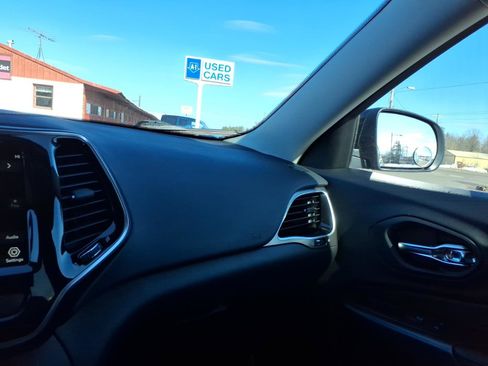 Used 2019 Jeep Cherokee Limited w/ Trailer Tow Group image 21