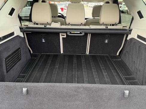 Used 2019 Land Rover Discovery SE image 37