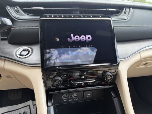 Certified 2025 Jeep Grand Cherokee L Limited w/ Black Appearance Package AWD/4WD image 20