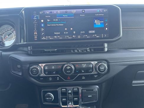 Used 2024 Jeep Gladiator Mojave w/ Technology Group AWD/4WD image 23