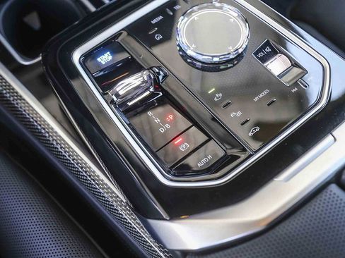 Used 2025 BMW i7 xDrive60 image 16