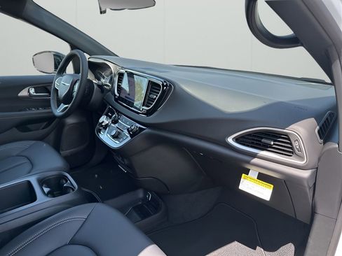 New 2026 Chrysler Voyager LX image 14