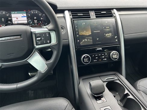 Used 2024 Land Rover Discovery Dynamic SE image 18