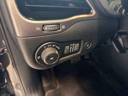 Used 2019 Jeep Cherokee Limited w/ Luxury Group AWD/4WD image 14