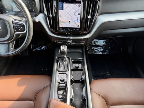Used 2018 Volvo XC60 T6 Momentum w/ Convenience Package image 11