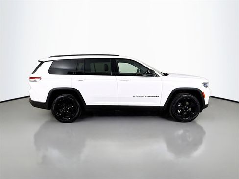 Used 2023 Jeep Grand Cherokee L Laredo image 12
