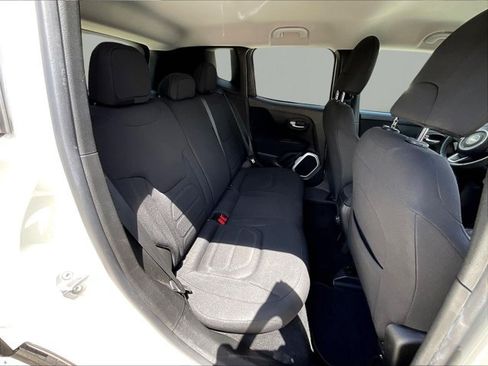 Used 2018 Jeep Renegade Latitude FWD image 25