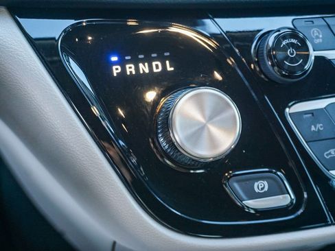 Used 2024 Chrysler Pacifica Touring-L image 23