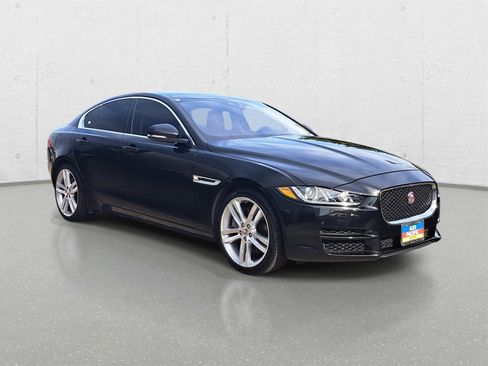 Used 2018 Jaguar XE Prestige image 3