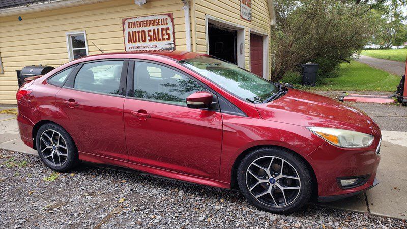 Used 2015 Ford Focus SE w/ SE Sport Package FWD image 3