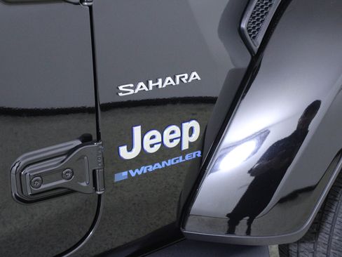 Used 2023 Jeep Wrangler Sahara w/ Cold Weather Group image 9