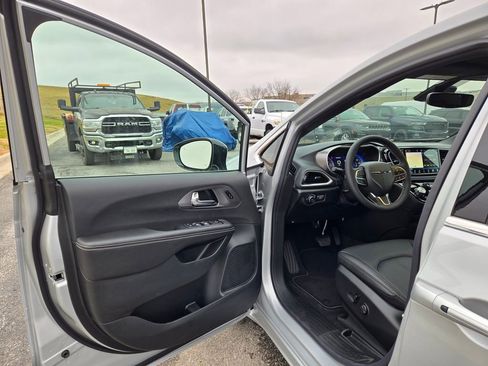 New 2026 Chrysler Pacifica Select AWD/4WD image 9