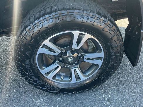 Used 2018 Toyota Tacoma TRD Sport image 12