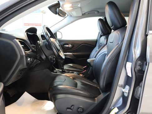 Used 2020 Jeep Cherokee Limited image 12