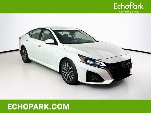 Used 2023 Nissan Altima 2.5 SV FWD image 1