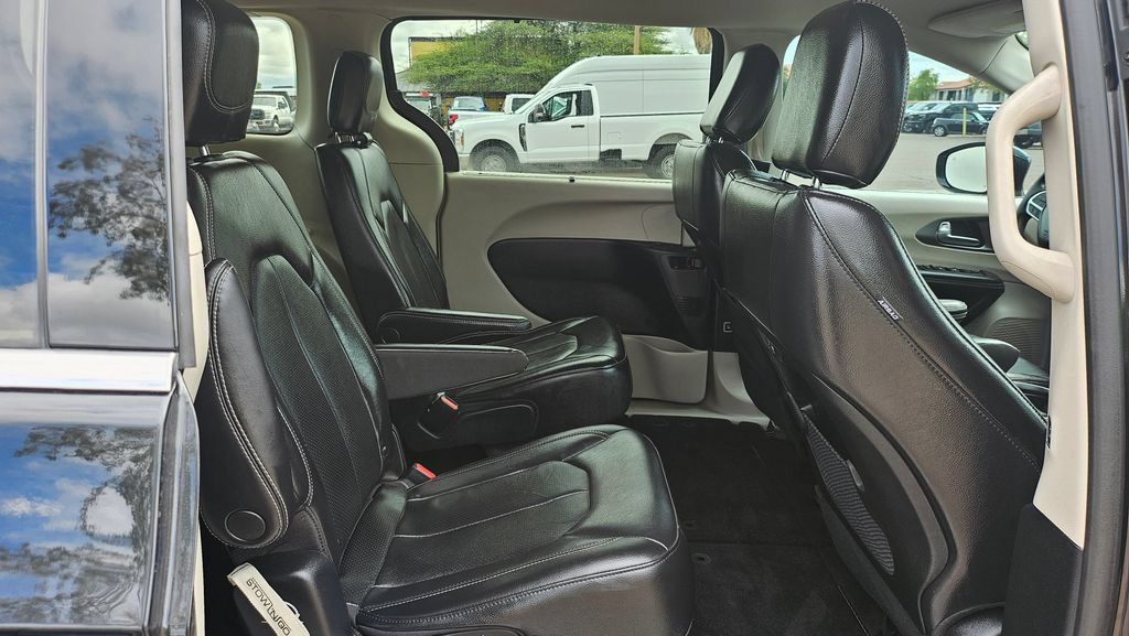 Used 2022 Chrysler Pacifica Touring-L FWD image 23