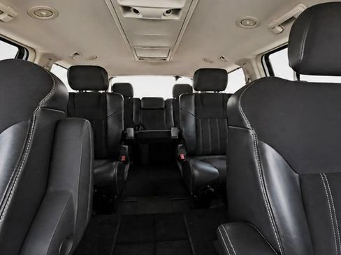 Used 2016 Chrysler Town & Country Limited FWD image 15