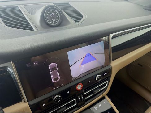 Certified 2025 Porsche Macan image 18
