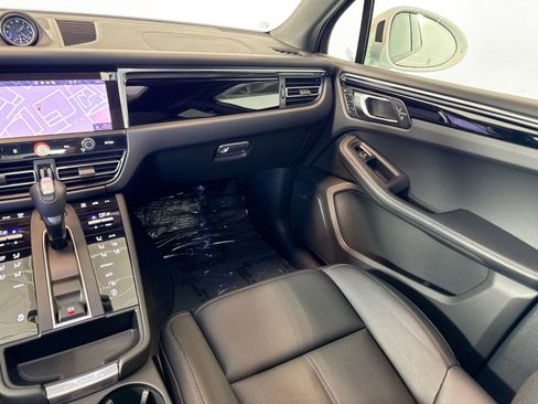 Certified 2025 Porsche Macan AWD/4WD image 22
