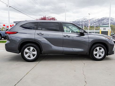 Used 2023 Toyota Highlander LE FWD image 9