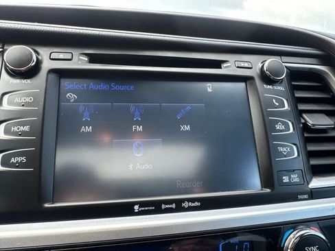 Used 2019 Toyota Highlander XLE AWD/4WD image 18