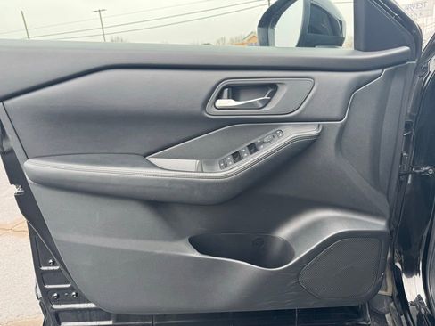 Used 2024 Nissan Rogue SV image 2